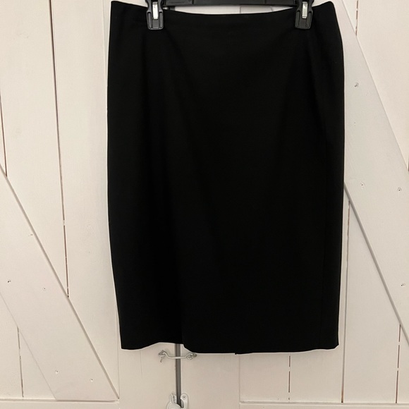 Anne Klein
Black Pencil Skirt
Size 10 - Picture 1 of 3